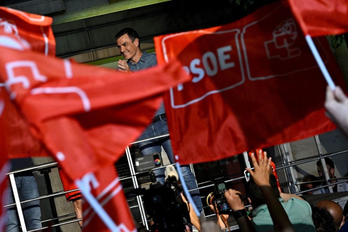 Pedro Sánchez celebra con simpatizantes después de las elecciones generales de España en la sede del Partido Socialista Español (PSOE) en Madrid el 23 de julio de 2023. Crédito: JAVIER SORIANO/AFP vía Getty Images