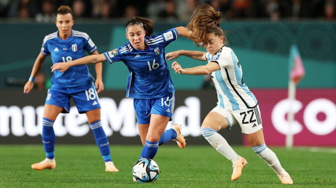 La italiana Giulia Dragoni, en el centro, desafía a Estefania Banini de Argentina durante el partido del Grupo G entre Italia y Argentina.