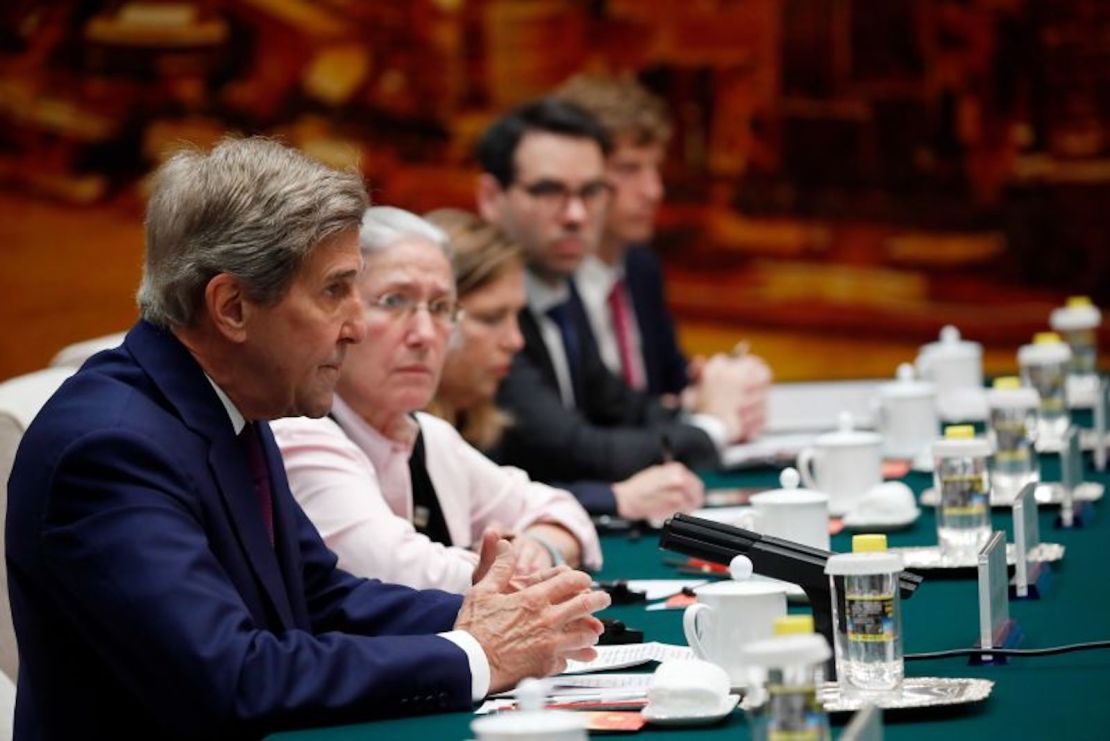 El enviado climático de EE.UU., John Kerry, durante una reunión con el alto diplomático chino Wang Yi en el Gran Salón del Pueblo el 18 de julio de 2023 en Beijing, China.