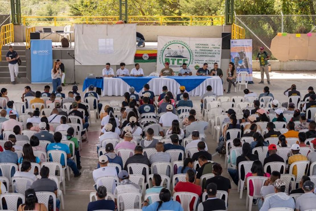 La reunión entre el gobierno de Colombia y los narcotraficantes en Cajibío.