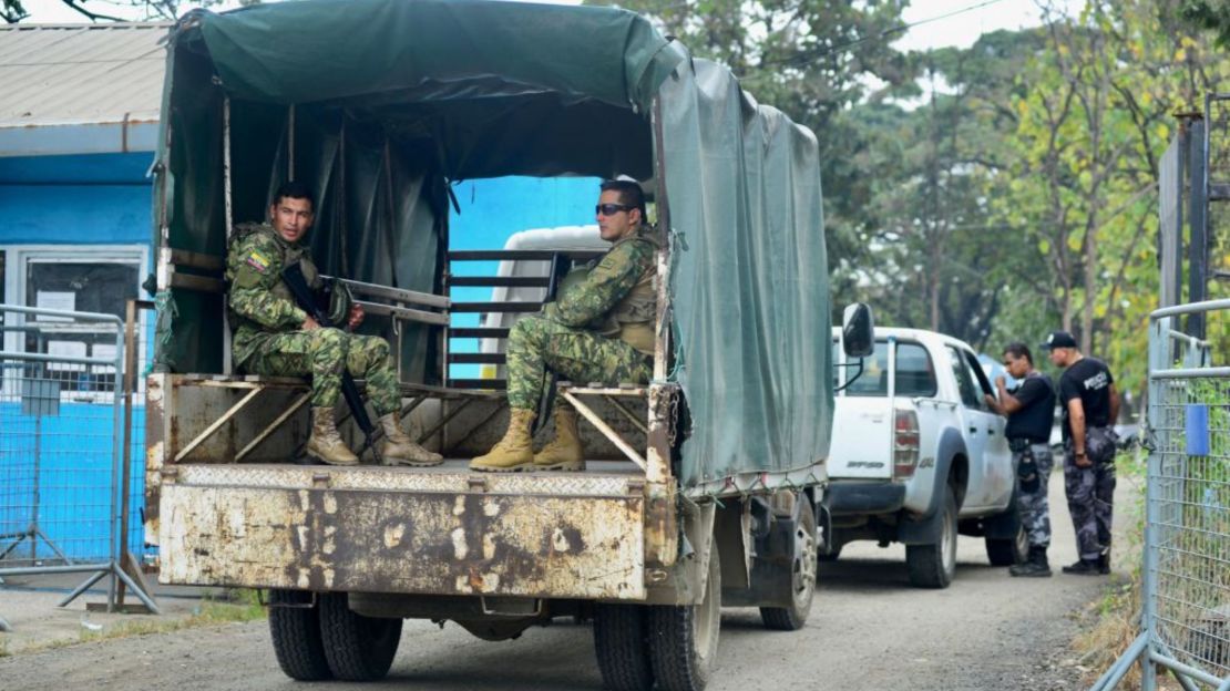 Miembros del Ejército ecuatoriano ingresan a la cárcel Guayas 1 tras enfrentamientos entre reos en Guayaquil, Ecuador, el 23 de julio de 2023.