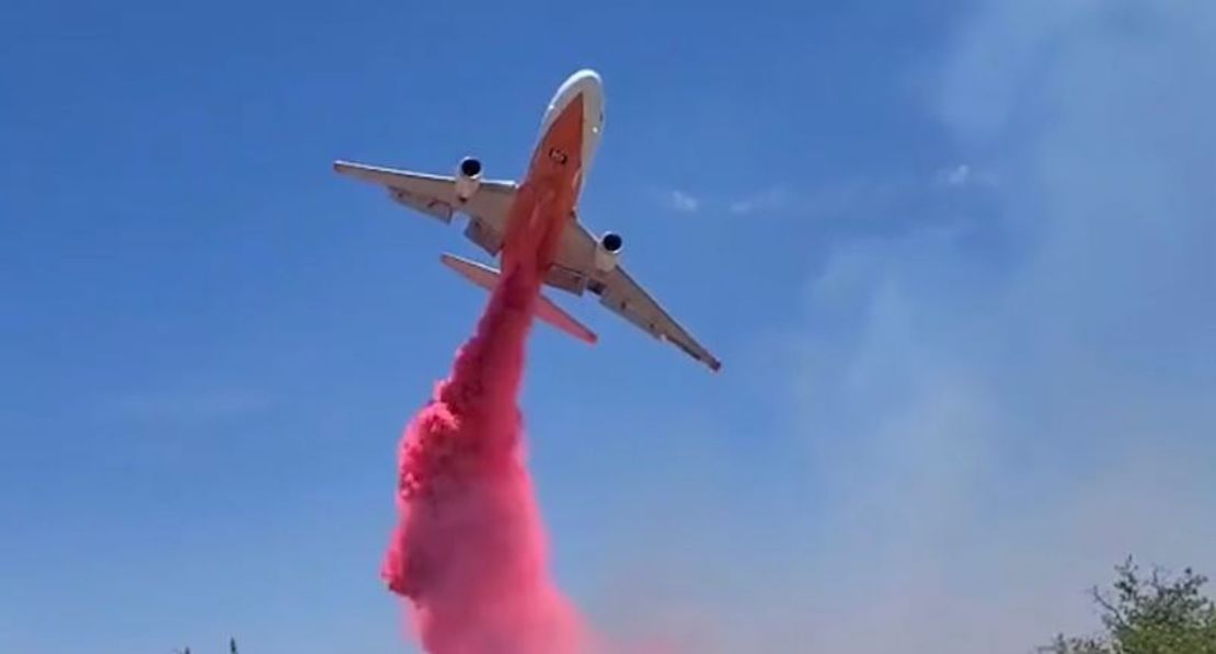 Los aviones apoyan en la contención de los incendios forestales en el sureste de Arizona.