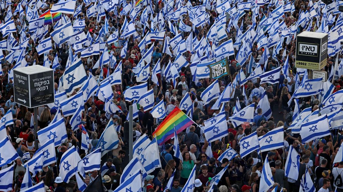 Manifestantes se reúnen frente al Parlamento israelí y el Tribunal Supremo en Jerusalén, Israel, el 23 de julio.