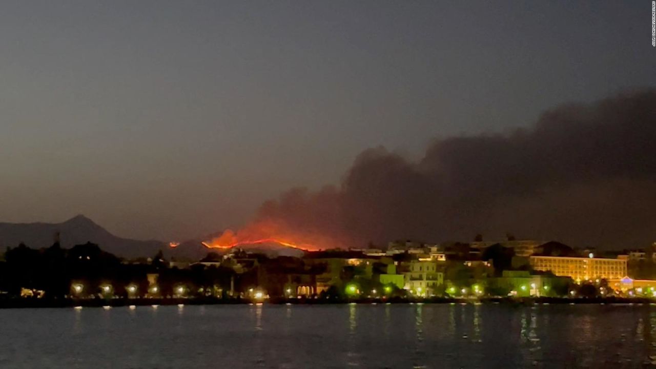 CNNE 1426079 - incendios forestales causan una evacuacion sin precedentes en grecia