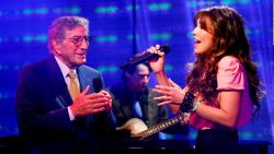 CNNE 1426081 - thalia y gloria estefan entre los latinos que lamentan la muerte de tony bennett