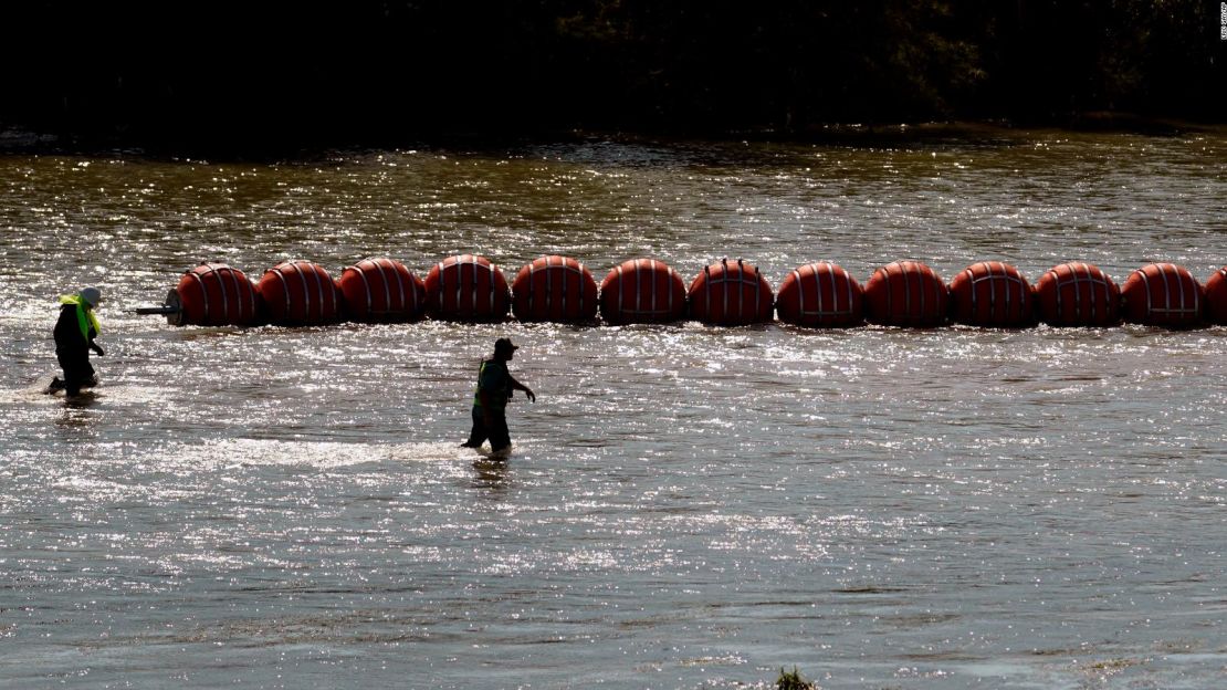 La barrera flotante con boyas instalada por el estado de Texas.