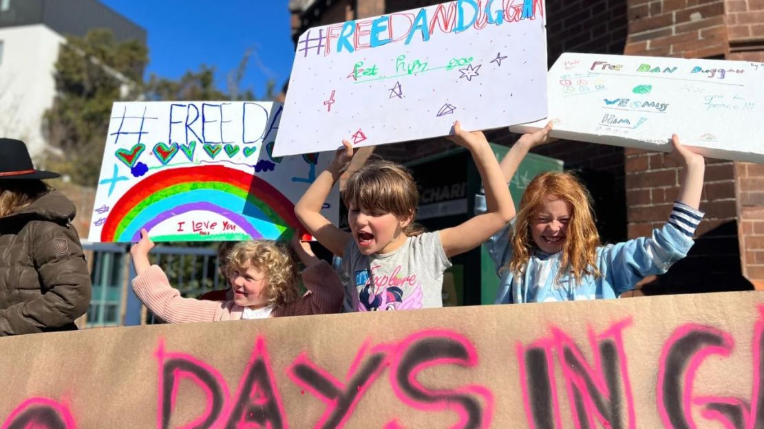 Los hijos de Daniel Duggan se unieron a los manifestantes el domingo 23 de julio de 2023 para pedir la liberación de su padre.