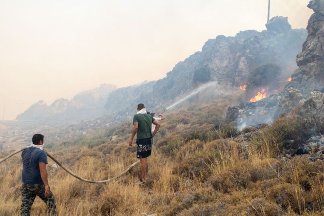 Los equipos de bomberos intervienen en un incendio forestal en la isla griega de Rodas el 22 de julio de 2023, mientras Grecia se enfrenta a una fuerte ola de calor.
