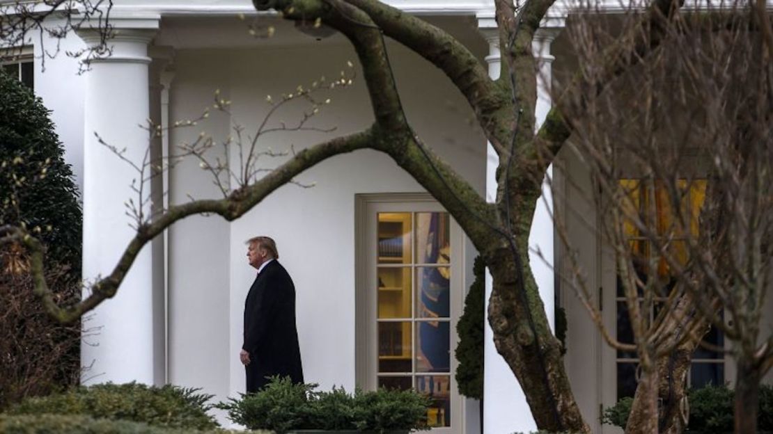 En esta foto de febrero de 2020, el entonces presidente Donald Trump sale de la Oficina Oval de la Casa Blanca para abordar el Marine One en Washington.