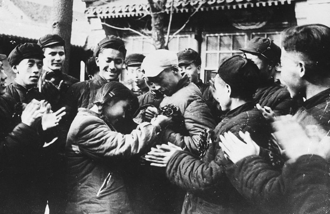 Diciembre de 1950. Voluntaricos universitarios chinos son despedidos por sus compañeros mientras abandonan Beijing para ir a la guerra de Corea.