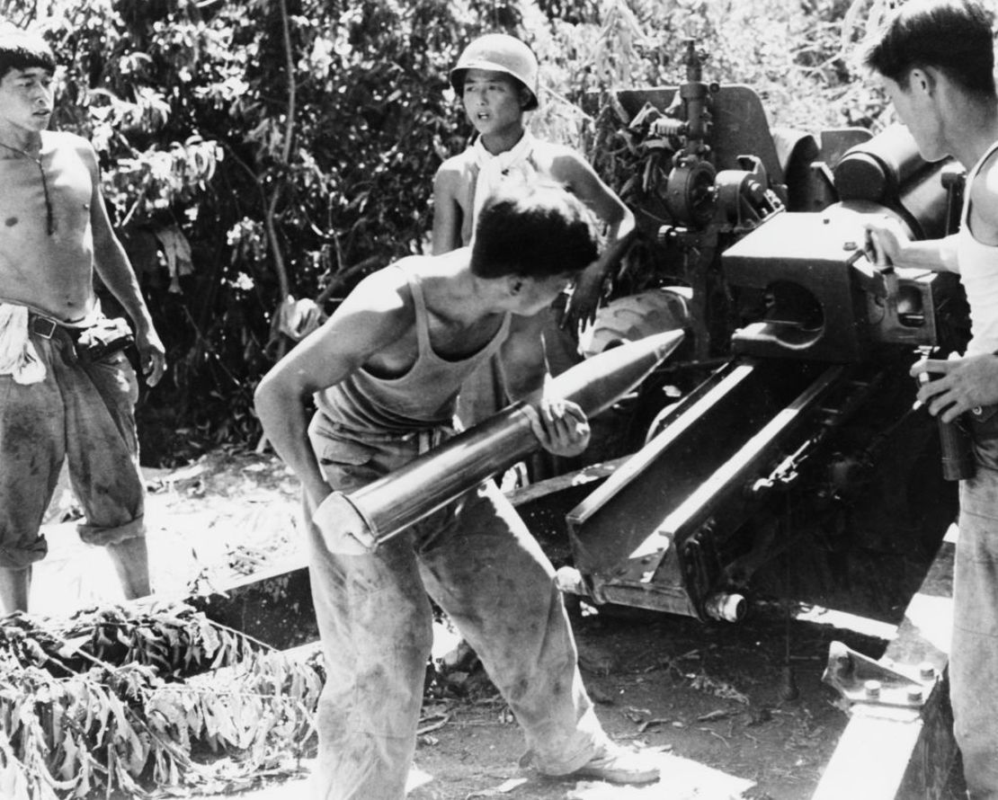 Un equipo de artillería surcoreano se prepara para disparar un obús de 105 mm en apoyo de la 1ª División de Infantería de Corea, durante la guerra de Corea, el 12 de agosto de 1950.