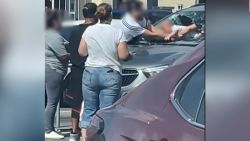 CNNE 1426479 - escatan a bebe encerrado en un auto bajo el calor de texas