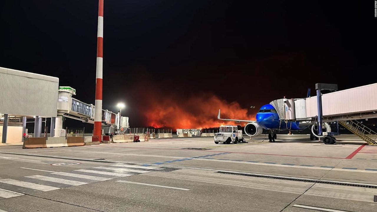 CNNE 1426482 - reabren aeropuerto de palermo tras incendio en sicilia