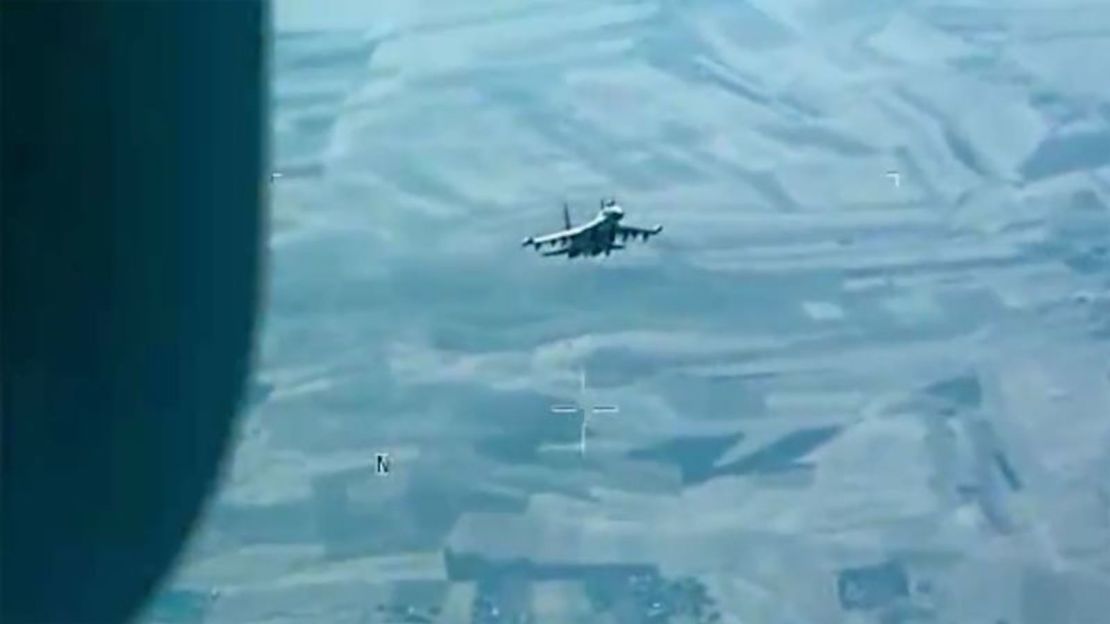 En esta captura de pantalla de un video publicado por la Fuerza Aérea de EE.UU., un avión de combate ruso vuela peligrosamente cerca de un avión no tripulado estadounidense MQ-9 mientras lleva a cabo una misión de derrota del ISIS el 23 de julio de 2023.