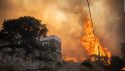 CNNE 1426609 - turistas evacuan islas griegas debido a los incendios