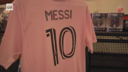 CNNE 1426626 - los tiempos de espera para obtener una camiseta autentica del inter miami de messi