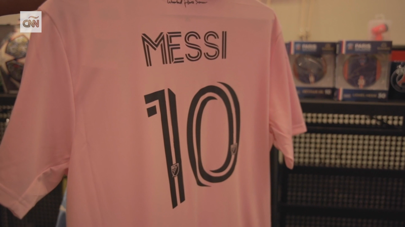 ¿quieres una camiseta auténtica del inter miami con el nombre de messi? Entonces tendrás que esperar hasta octubre | cnn