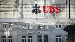 CNNE 1426632 - millonaria multa a ubs por "mala conducta" de credit suisse