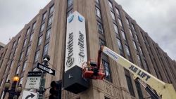 CNNE 1426668 - twitter cambia el cartel de su sede de san francisco