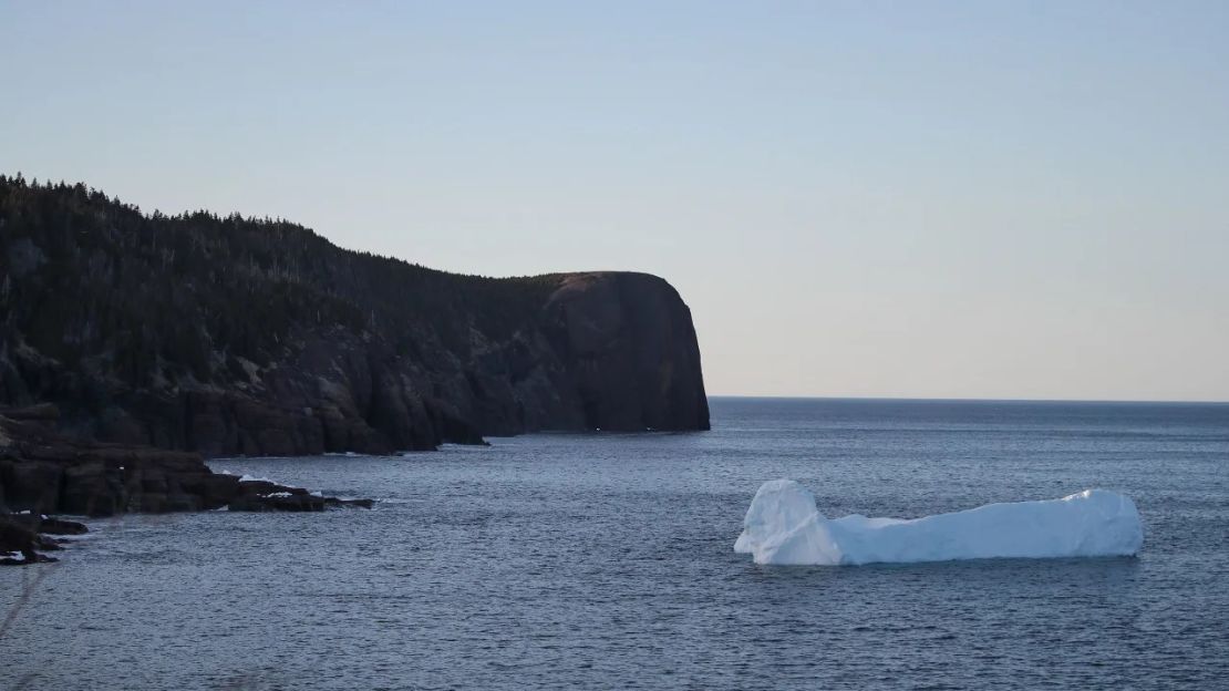 Un iceberg flota en Flatrock Cove, Terranova, Canadá. El calentamiento de los océanos y el deshielo amenazan con desestabilizar un sistema crucial de corrientes oceánicas en el Atlántico. Crédito: Drew Angerer/Getty Images