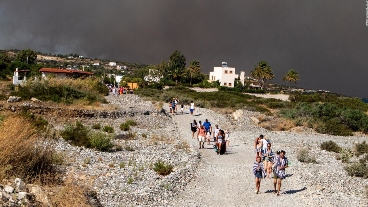 CNNE 1426814 - grecia lucha contra los incendios y por los turistas