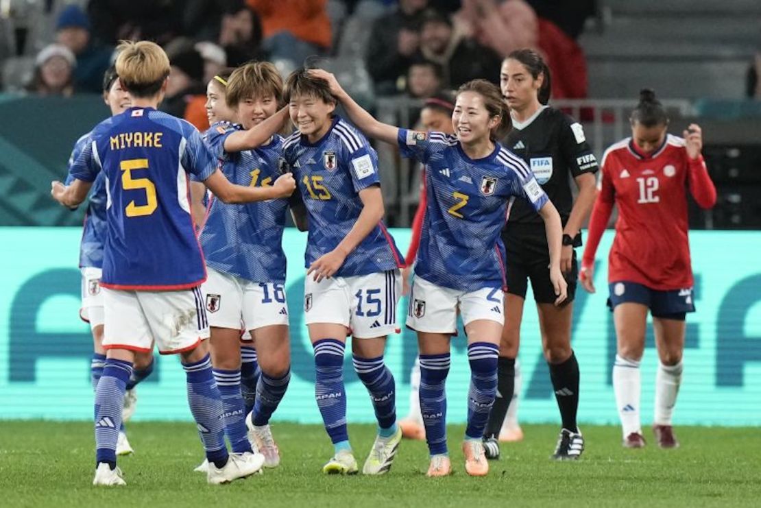 Aoba Fujino (centro) es felicitada por sus compañeras de equipo luego de marcar el segundo gol de Japón contra Costa Rica en la Copa Mundial Femenina.