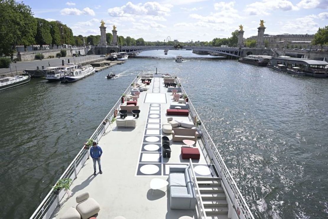 Un barco pasa por el puente Alexandre III durante un evento de prueba de la ceremonia de apertura.