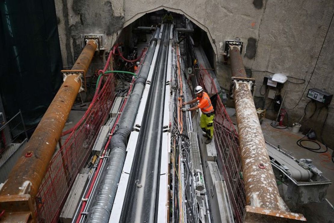 Trabajadores con una tuneladora en la estación depuradora de aguas residuales de Seine-Valenton.