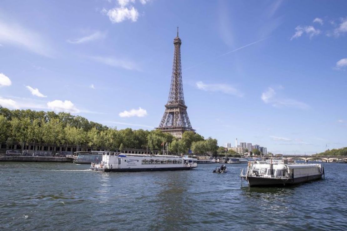 Un barco vacío recorre el río Sena durante el evento de prueba técnica la semana pasada para la ceremonia de apertura de París 2024.