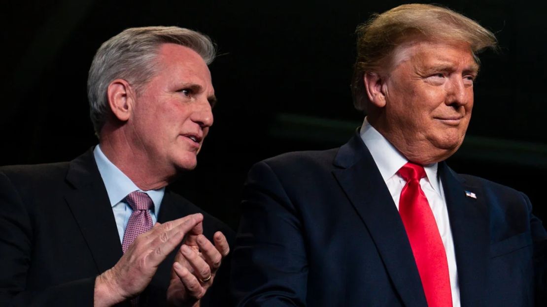 CNNE 1426954 - kevin mccarthy, a la izquierda, conversa con el entonces presidente donald trump durante un acto en bakersfield, california, el 19 de febrero de 2020-