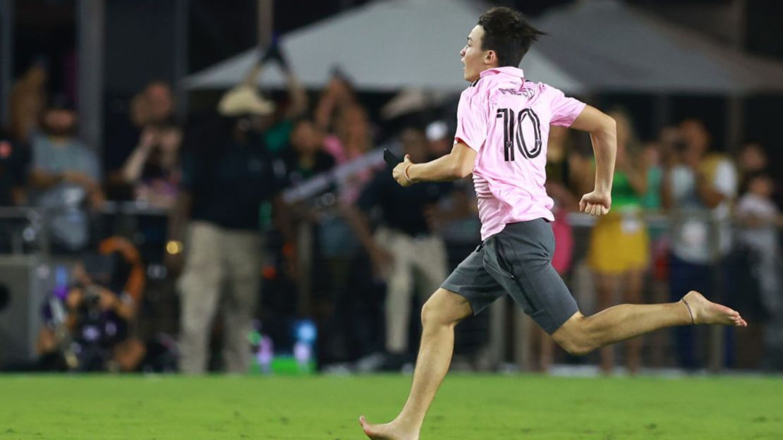 Un fan corre en la cancha para tratar de llegar a Messi, cuando el futbolista salía de cambio.