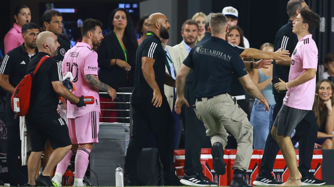 El aficionado es detenido por miembros del equipo de seguridad del estadio, cuando se encontraba a unos centímetros de Messi.