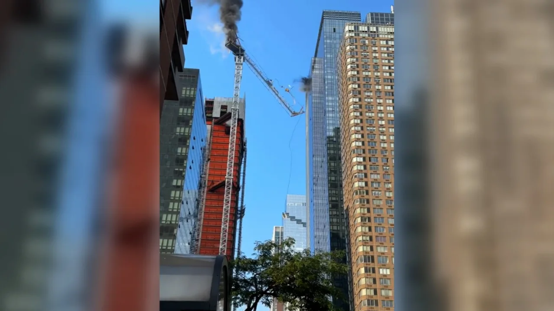 Una grúa colapsa en una obra desocupada en Manhattan este miércoles.