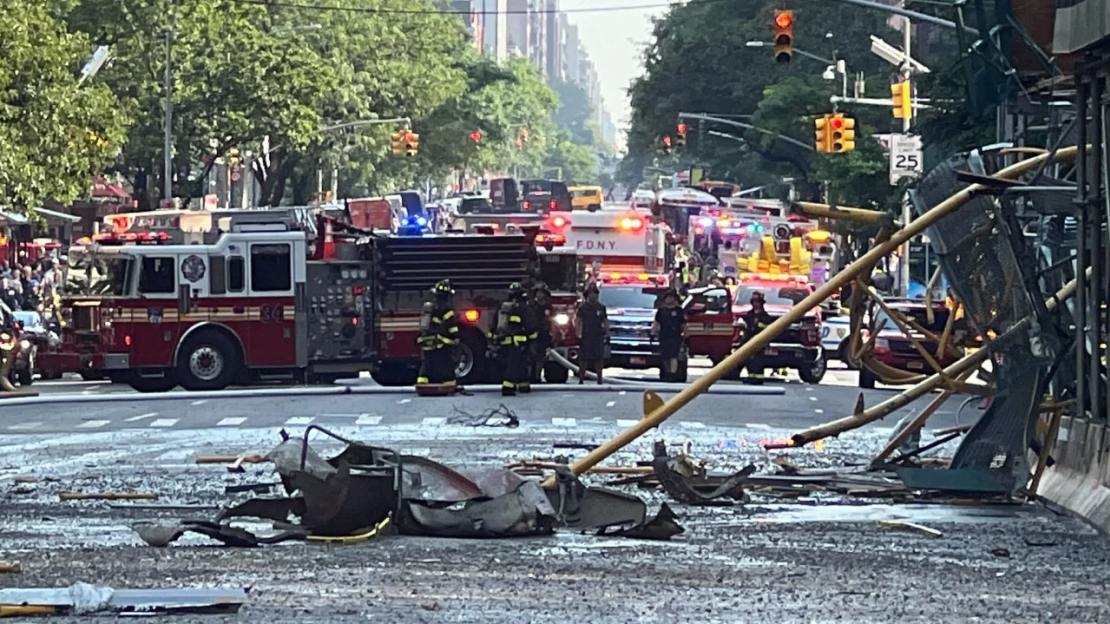 Los escombros del colapso de la grúa esparcidos por la 10ª Avenida.