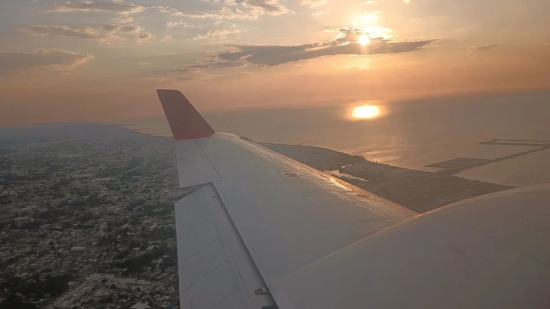 Un avión de la Universidad de Houston transporta el dispositivo de cartografía láser LiDAR que descubrió la ciudad perdida sobre la bahía y la ciudad de Campeche, México.