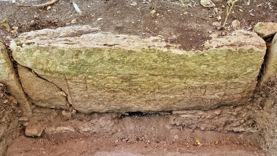 Bloque de piedra con relieve, reutilizado en una escalinata de la ciudad de Ocomtún.