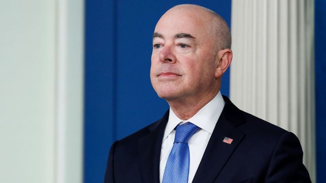 El secretario de Seguridad Nacional Alejandro Mayorkas es visto en la Sala de Prensa James S. Brady de la Casa Blanca el 11 de mayo de 2023 en Washington.