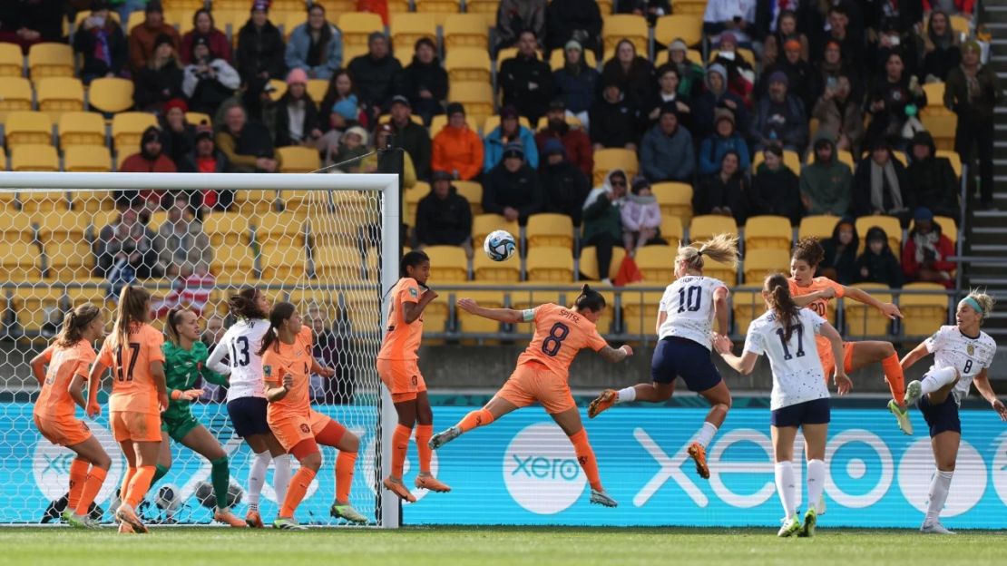 La capitana de EE.UU., Lindsey Horan, anota el empate contra Países Bajos en el Mundial Femenino de Fútbol 2023 en el Estadio Regional de Wellington en Nueva Zelandia el 27 de julio.