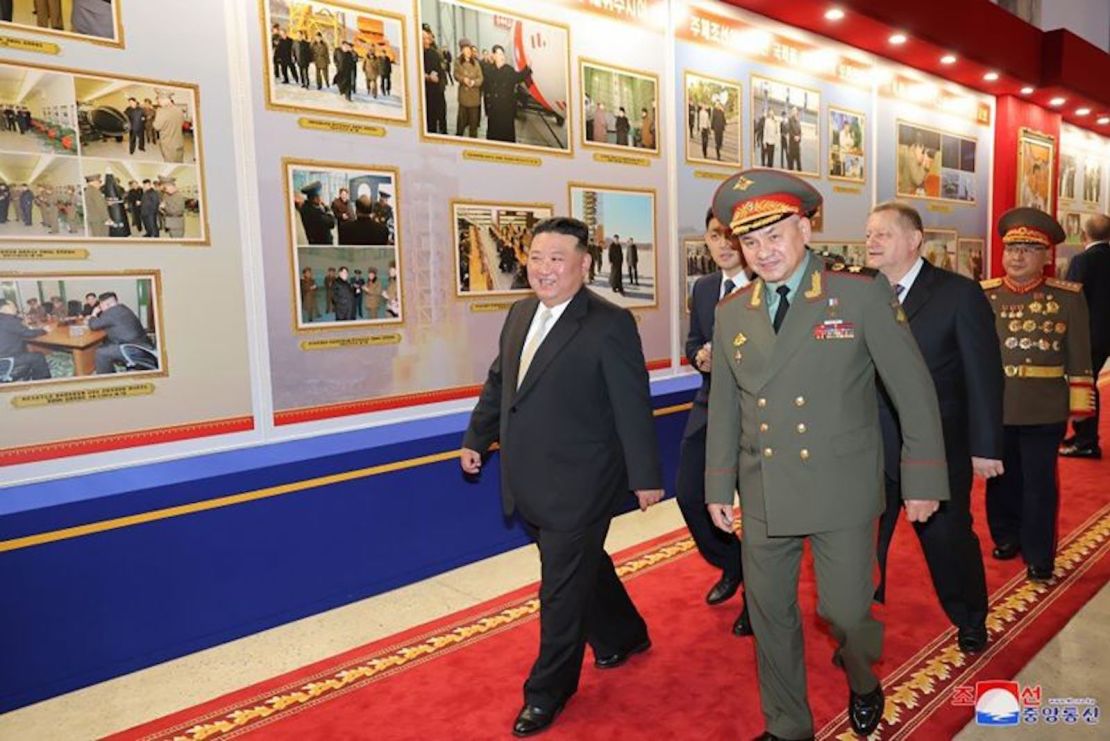 El líder norcoreano, Kim Jong Un, se reunió con el ministro de Defensa ruso, Sergei Shoigu, y su delegación, informó el medio estatal norcoreano KCNA el 26 de julio de 2023.  otro conflicto muy contemporáneo: la devastadora invasión rusa de Ucrania.