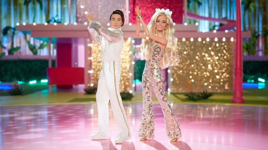 Los nuevos muñecos Barbie y Ken de Mattel atados a sus personajes en la película "Barbie".