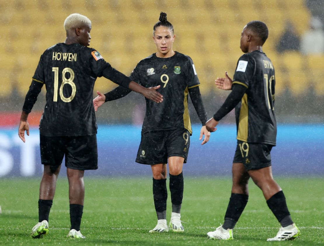 Sibulele Holweni, Gabriela Salgado y Kholosa Biyana de Sudáfrica reaccionan después de la derrota del equipo por 1-2 en la Copa Mundial Femenina de la FIFA Australia.