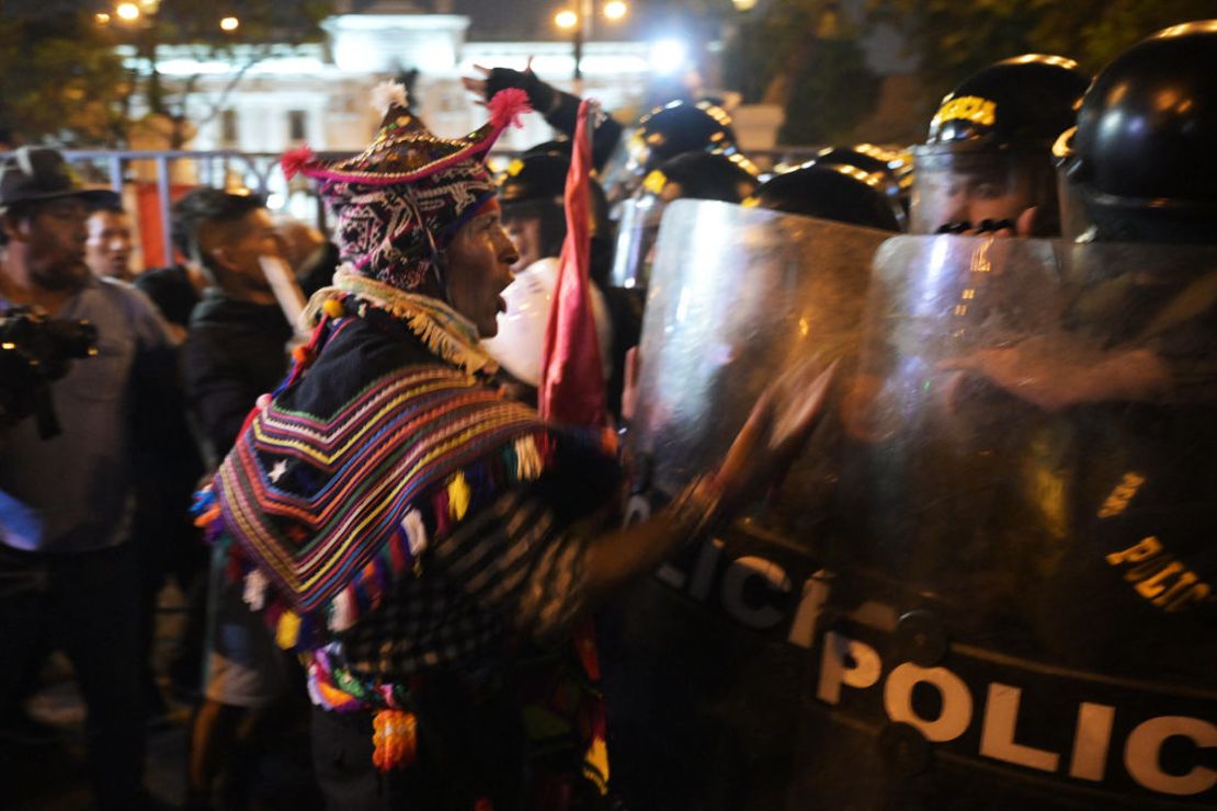 Opositores al gobierno de la presidenta de Perú Dina Boluarte chocan con la policía durante una manifestación nacional en Lima, el 19 de julio de 2023. Crédito: ERNESTO BENAVIDES/AFP vía Getty Images.