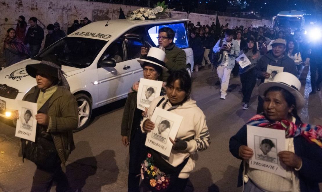 Familiares y amigos de Rosalino Flórez marchan con su ataúd a su llegada desde Lima, antes de su funeral en Cusco, Perú, el 23 de marzo de 2023. Fue una de las víctimas durante las protestas a nivel nacional que sacudieron a Perú pidiendo la renuncia de la presidenta Dina Boluarte y el cierre del Congreso, tras la destitución del entonces presidente Pedro Castillo Crédito: IVAN FLORES/AFP vía Getty Images.