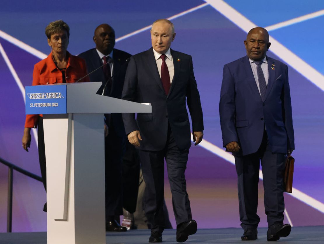 El presidente de Rusia, Vladimir Putin, inaugura la cumbre con los líderes africanos, el 27 de julio de 2023 en San Petersburgo, Rusia.