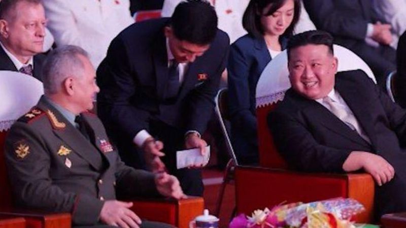 Un video muestra a kim jong un celebrando el día de la victoria con el ministro de defensa de rusia | cnn