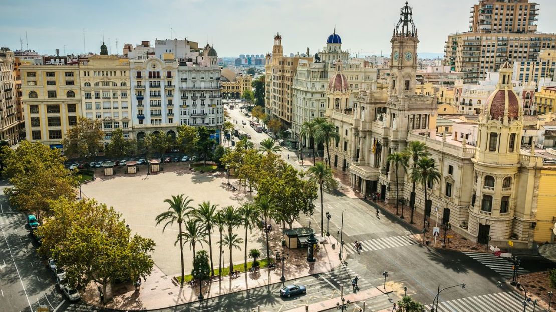 La pareja comenzó su búsqueda de casa en la ciudad española de Valencia, pero les pareció demasiado cara.Crédito: Gonzalo Azumendi/Stone RF/Getty Images