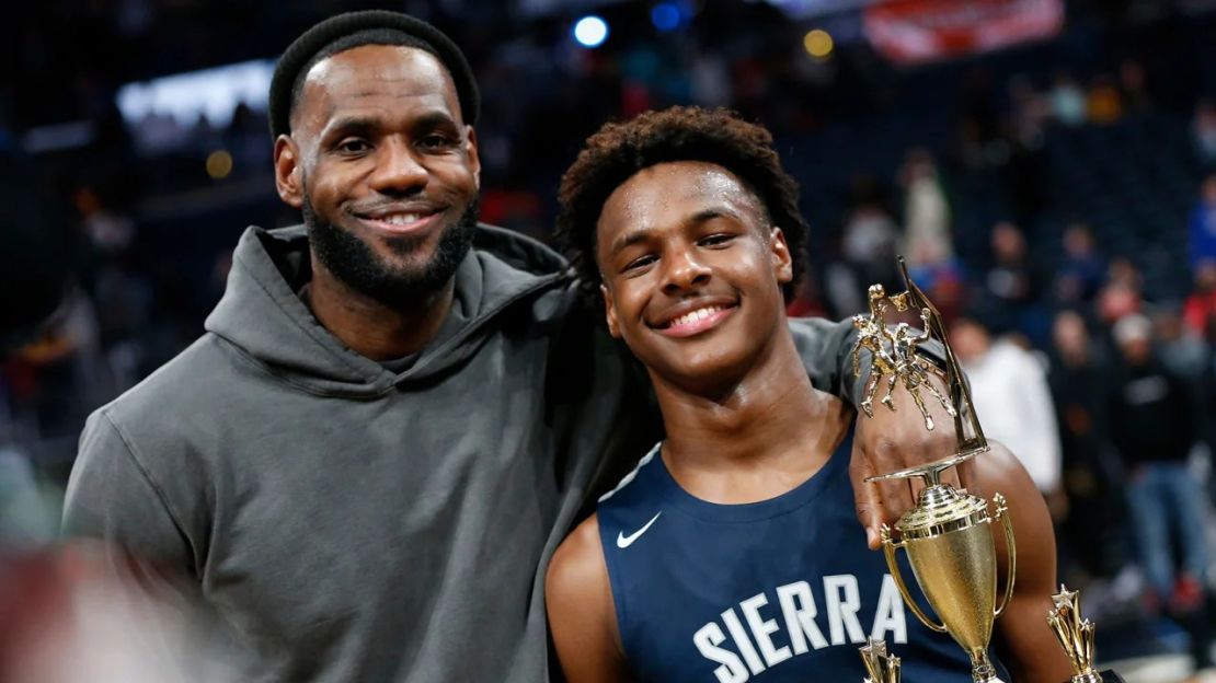 LeBron James, a la izquierda, posa con su hijo Bronny después de que Sierra Canyon venciera a Akron St. Vincent - St. Mary en un partido de baloncesto de la escuela secundaria, el sábado 14 de diciembre de 2019, en Columbus, Ohio. Crédito: Jay LaPrete/AP