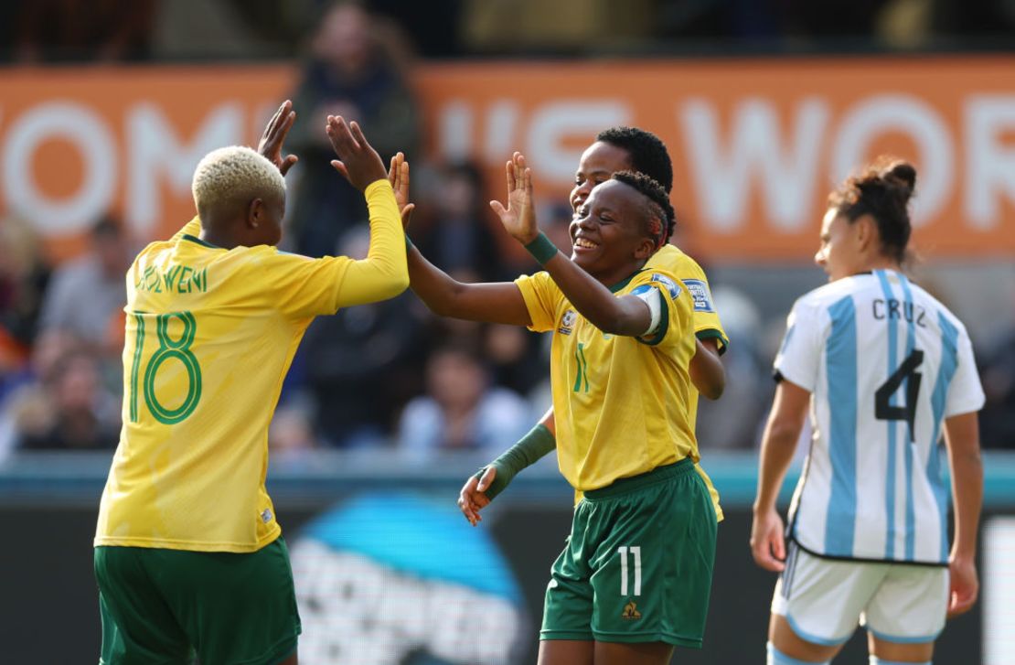 Thembi Kgatlana de Sudáfrica cleebra el segundo gol de su equipo. Crédito: Lars Baron/Getty Images