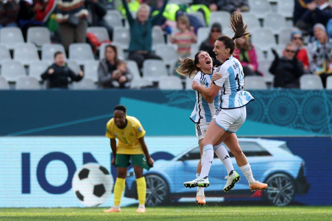 Sophia Braun de argentina celebra un gol junto a su compañera de equipo, Romina Nuñez, en el partido ante Sudáfrica el 27 de julio de 2023.