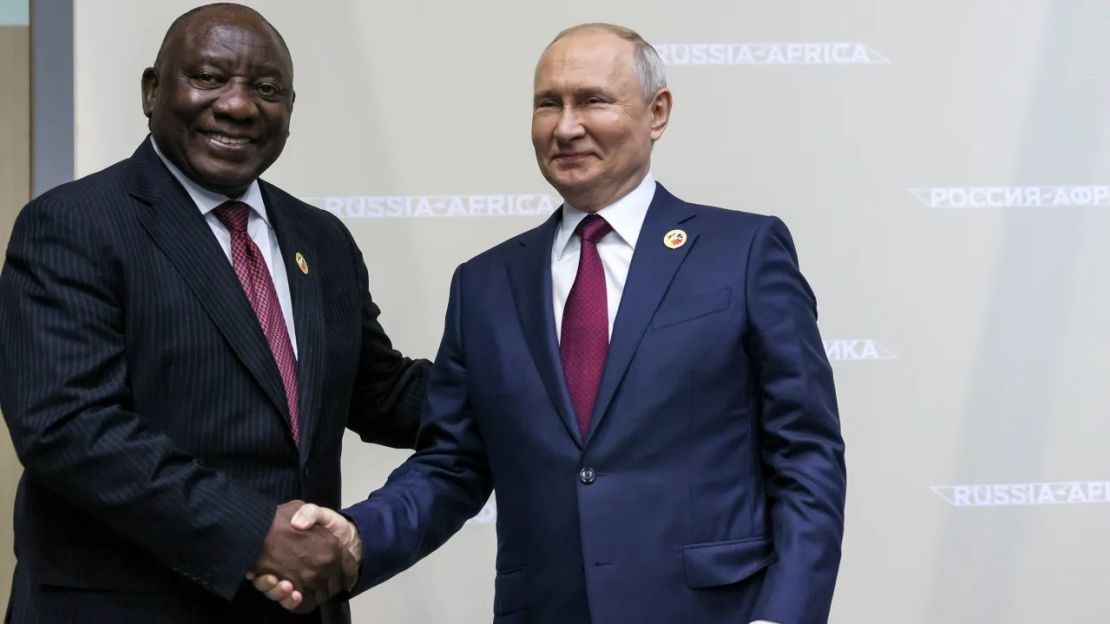 El presidente de Rusia,Vladimir Putin, a la derecha, y el presidente de Sudáfrica, Cyril Ramaphosa, se dan la mano en la cumbre Rusia-África en San Petersburgo, Rusia, el jueves 27 de julio de 2023. Crédito: Mikhail Metzel/TASS vía AP